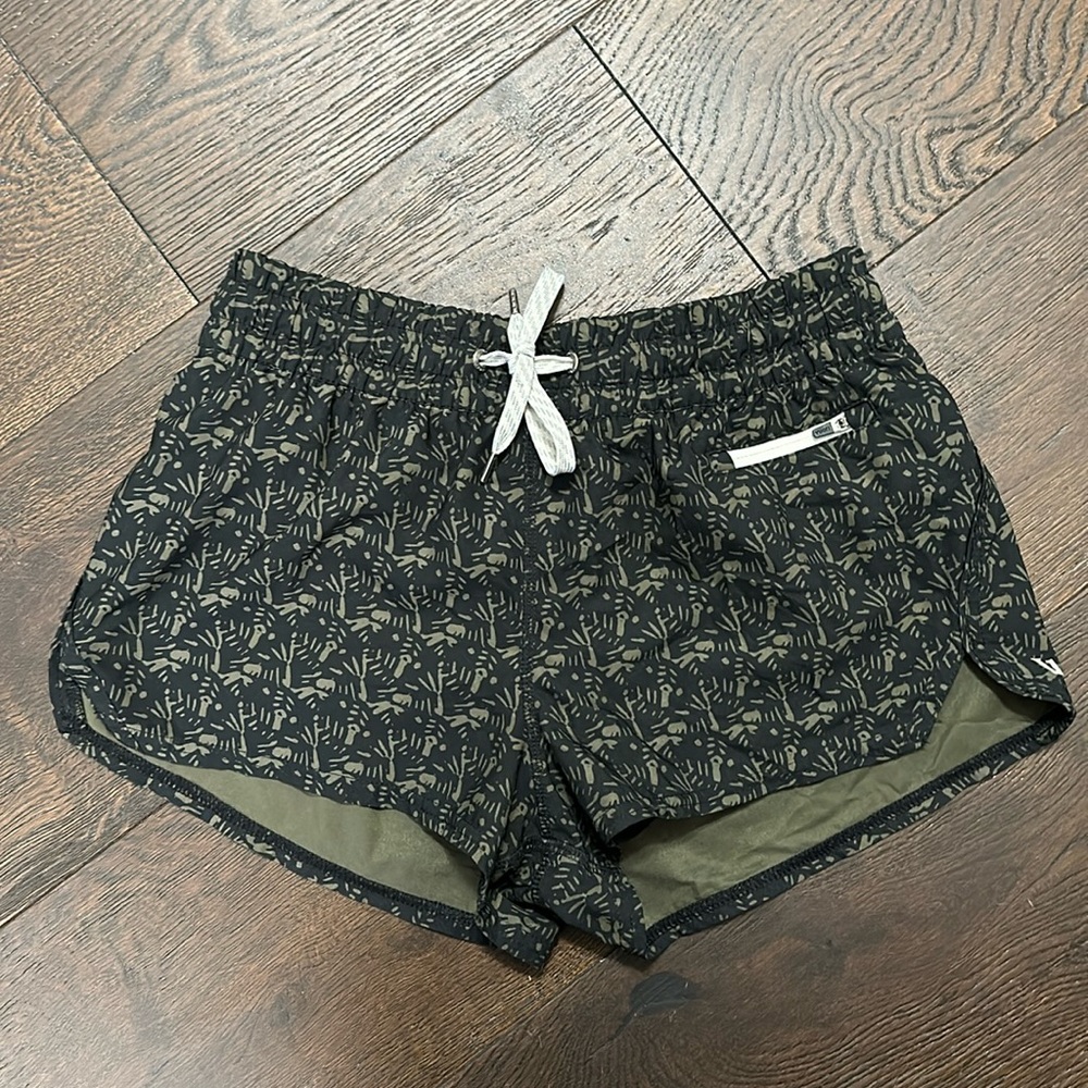 Vuori Clementine shorts 2.5 inseam w/liner, size S, black w/ olive pattern, EUC